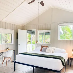 Monstera Bungalow, Spacious, King Bed, Big Kitchen Keaau